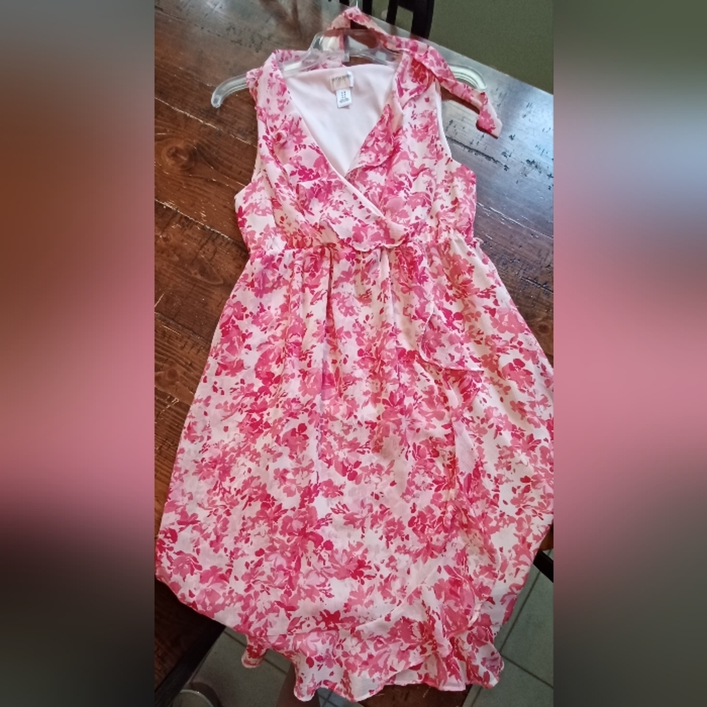 Beautiful spring maternity dress w tie